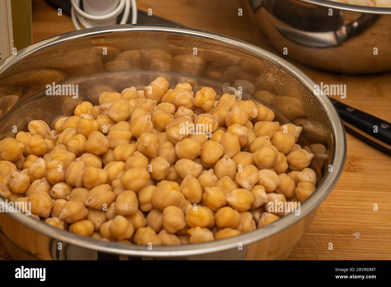 Fagioli di Ceci essiccati mentre prepari la pasta tradizionale e la zuppa di fagioli in una cucina casalinga Foto Stock