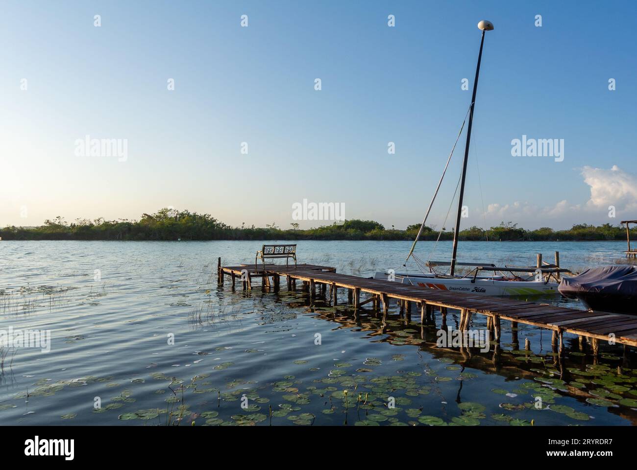 Bacalar, Quintana Roo, Messico, Un paesaggio di una laguna di Bacalar (in spagnolo, laguna de bacalar) con molo al mattino, E. Foto Stock
