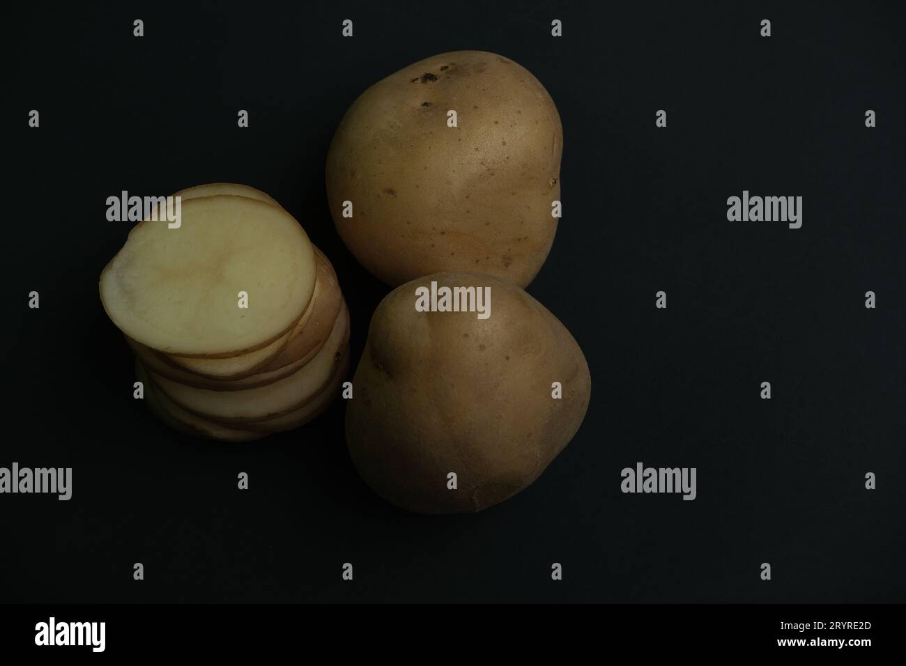 impilate e frullate le fette di patate su sfondo nero. vista dall'alto Foto Stock