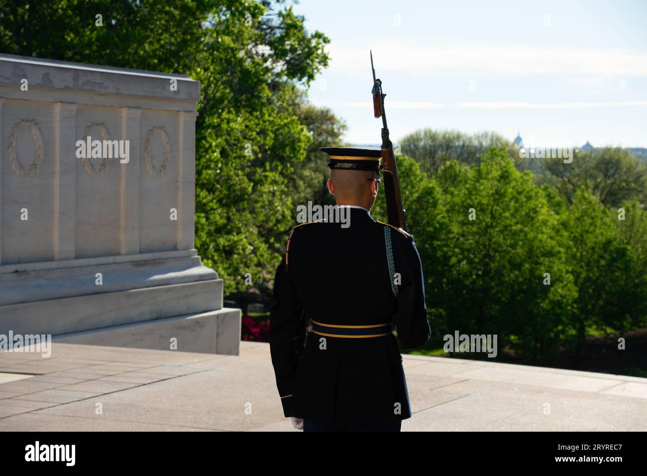 Un soldato in piedi all'attenzione e in possesso di un fucile mentre era in uniforme fuori da un edificio Foto Stock