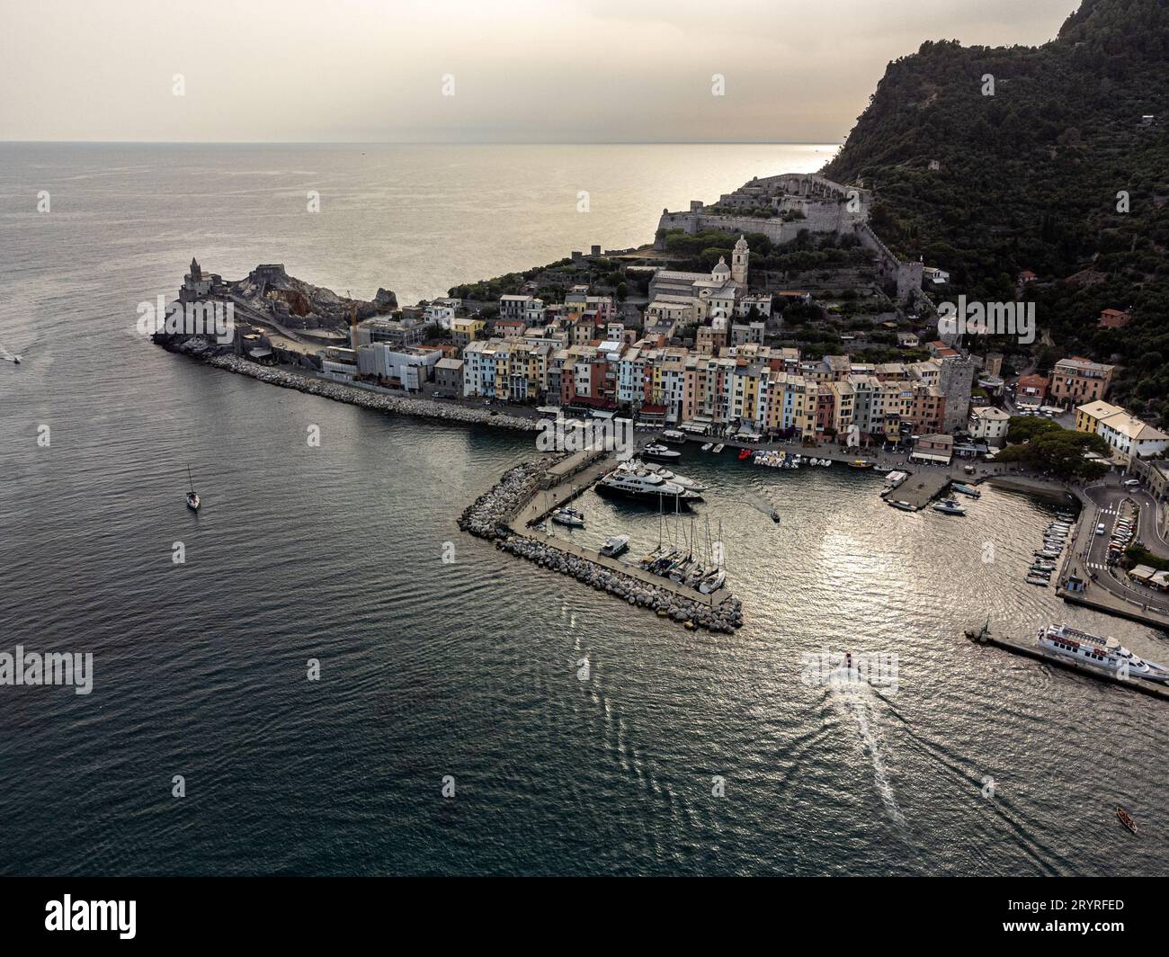 Una vista aerea di un corpo d'acqua con diverse barche che galleggiano in superficie a Porto Venere, Italia. Foto Stock