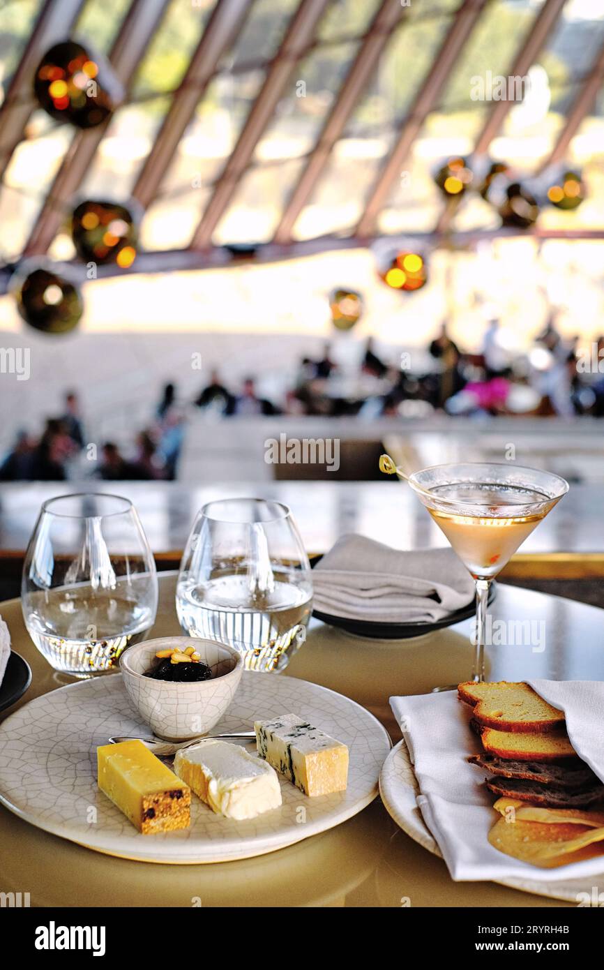 Vista interna - piatto di formaggio nel bar - cene raffinate al Bennelong Restaurant, Sydney Opera House Foto Stock