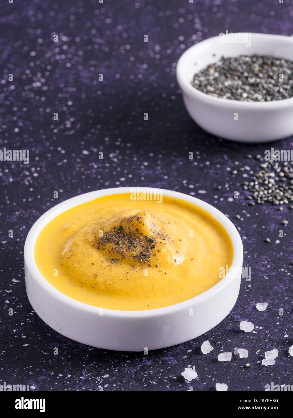 Vegano cheddar cremosa salsa al formaggio con semi di Chia Foto Stock