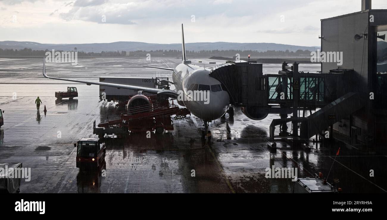 Condizioni difficili a causa di forti piogge all'aeroporto durante il carico di un aeromobile, Oslo, Norvegia, Europa Foto Stock