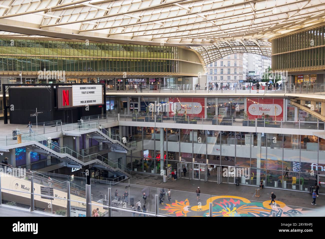 Centro commerciale Les Halles a Parigi. Dove si trovava il mercato all'ingrosso di Parigi, ora troverai un centro commerciale con molti negozi diversi Foto Stock