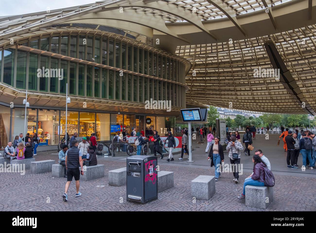 Centro commerciale Les Halles a Parigi. Dove si trovava il mercato all'ingrosso di Parigi, ora troverai un centro commerciale con molti negozi diversi Foto Stock
