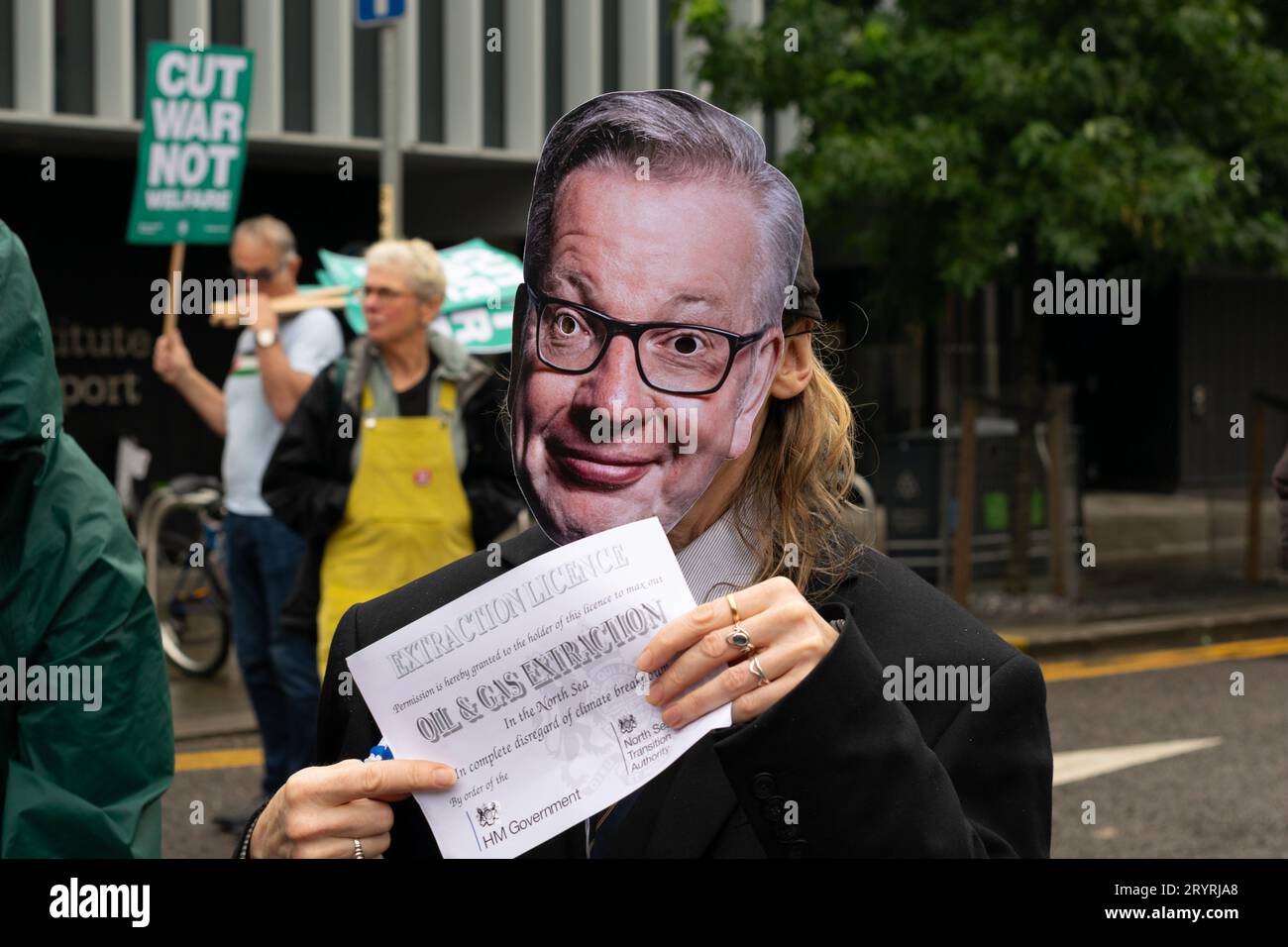 Conferenza del Partito Conservatore, manifestazione di Manchester nel Regno Unito. Protester con maschera Michael Gove MP. Segretario di Stato per il livellamento Foto Stock