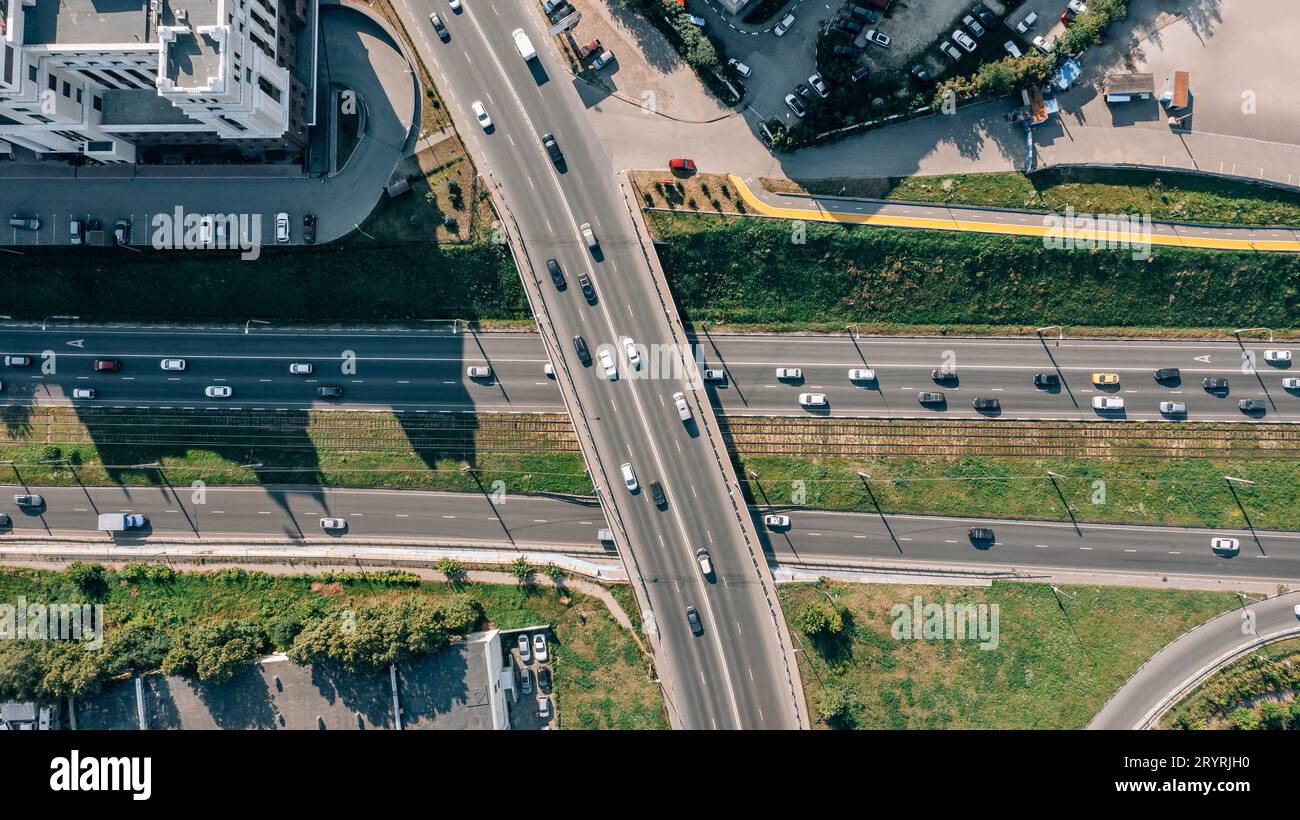 Vista droni dall'alto verso il basso del traffico sulle autostrade Foto Stock