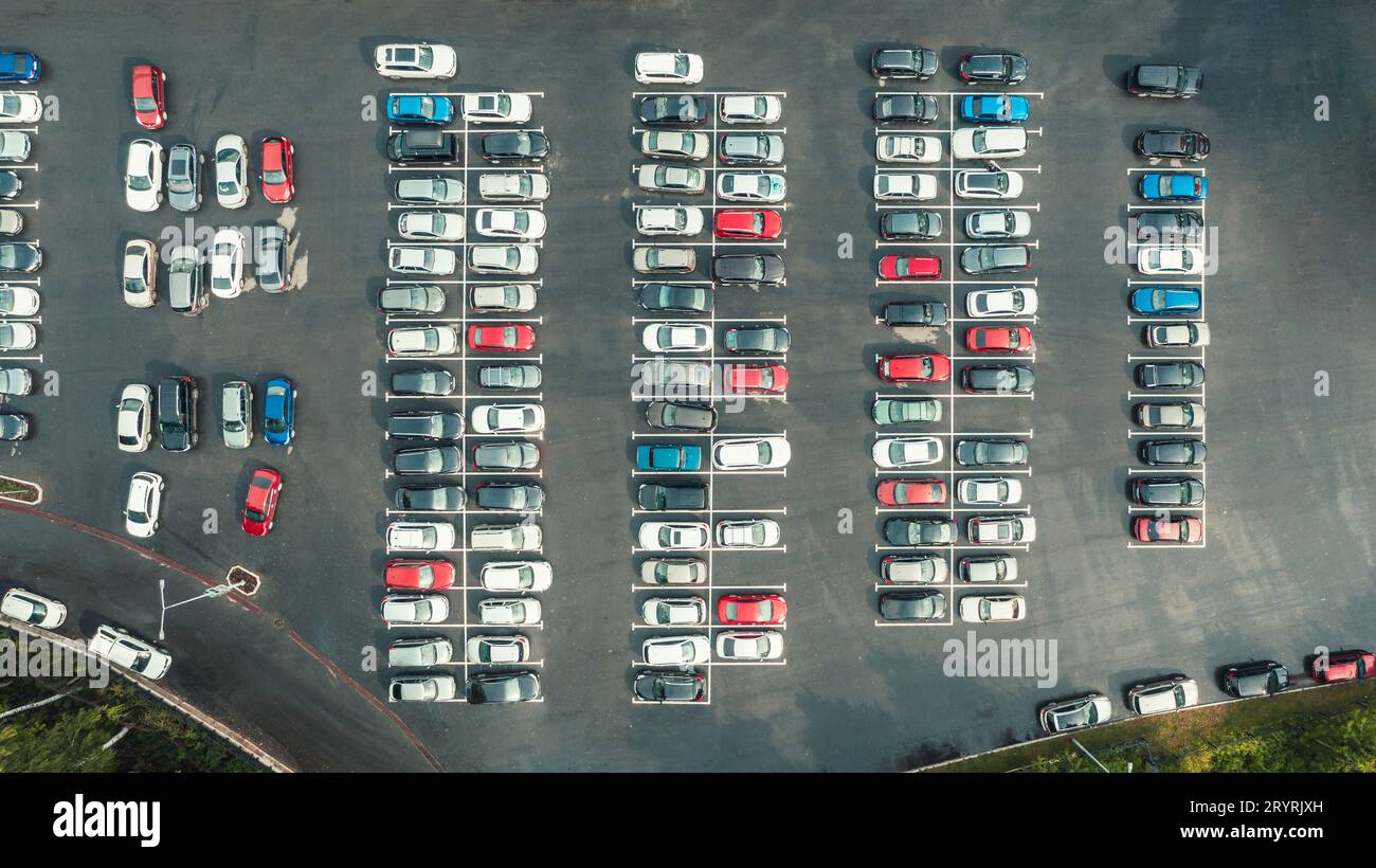 Vista dall'alto con droni di molte auto parcheggiate nel parcheggio Foto Stock