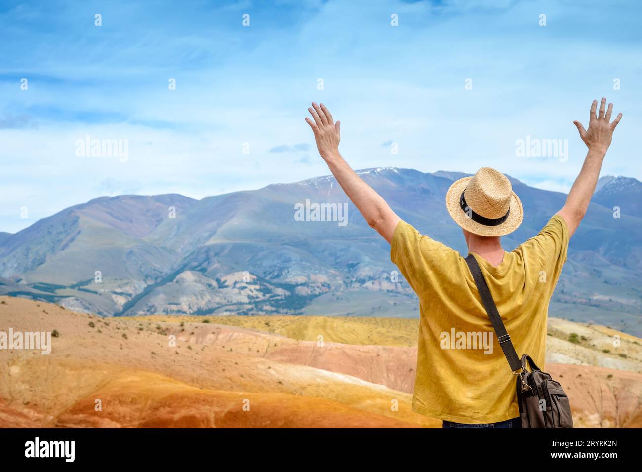 Uomo viaggiatore in libertà in piedi con le braccia alzate e godendo della splendida natura Foto Stock