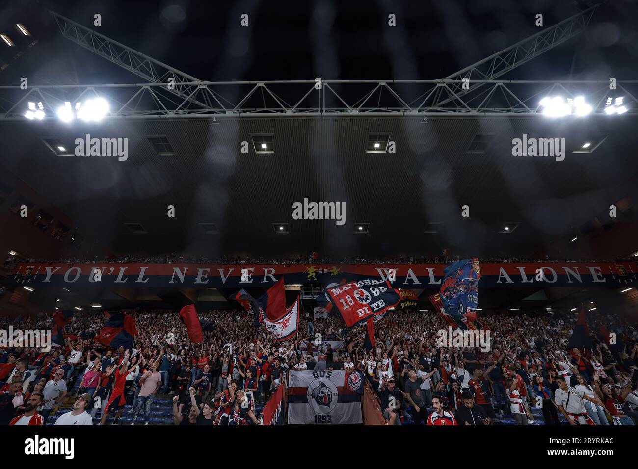 Genova, Italia, 28 settembre 2023. Tifosi del Genoa CFC durante la partita di serie A A a Luigi Ferraris, Genova. Il credito fotografico dovrebbe leggere: Jonathan Moscrop / Sportimage Foto Stock