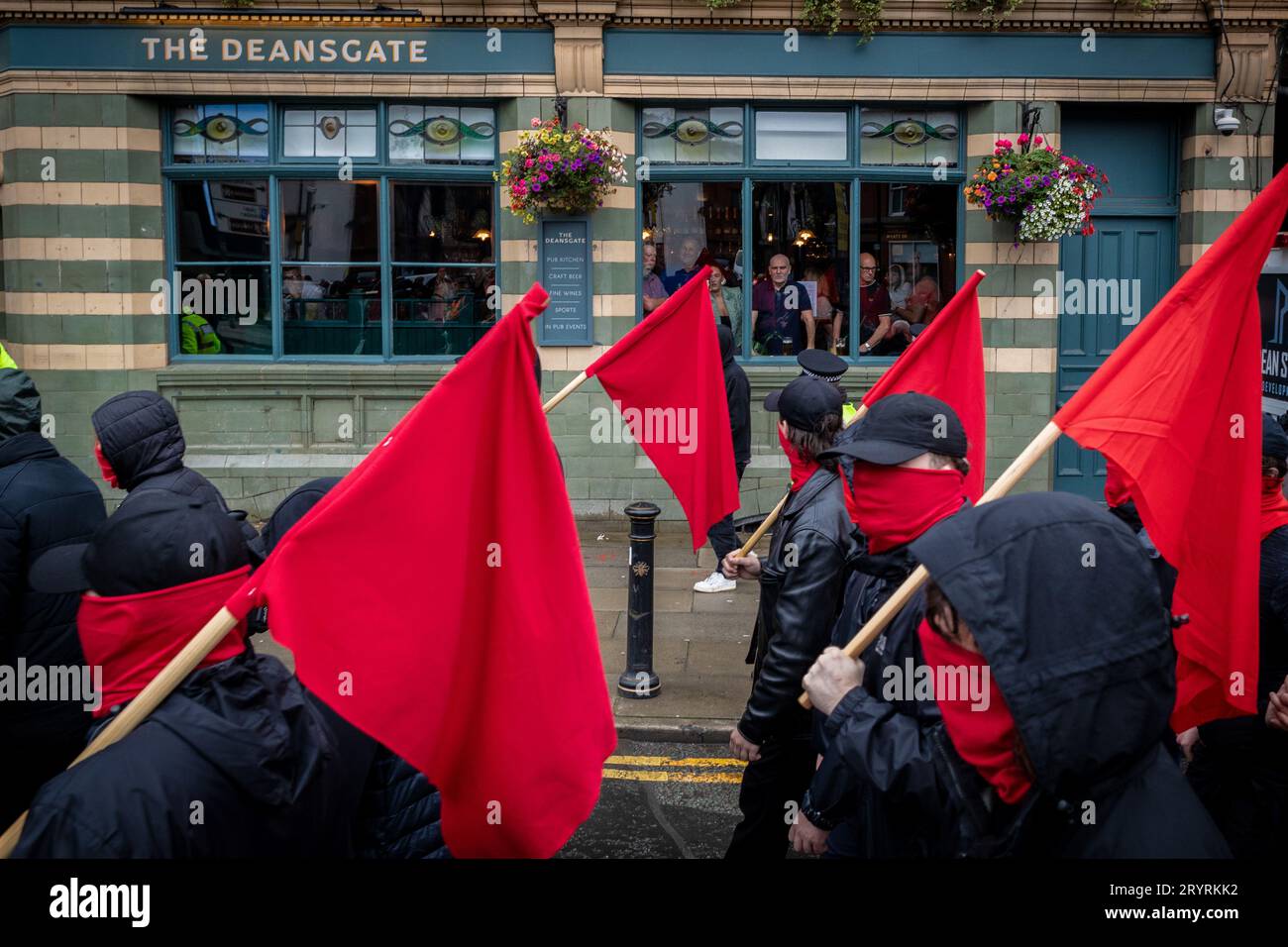 Manchester, Regno Unito. 1 ottobre 2023. La Lega dei giovani comunisti partecipa alla marcia. Durante la Conferenza del Partito Conservatore, la gente marciò attraverso la città per una manifestazione nazionale. Organizzata dall'Assemblea dei popoli e unita ai sindacati, le richieste includono la fine del costo della crisi di vita e la difesa dell'NHS. (Foto di Andy Barton/SOPA Images/Sipa USA) credito: SIPA USA/Alamy Live News Foto Stock