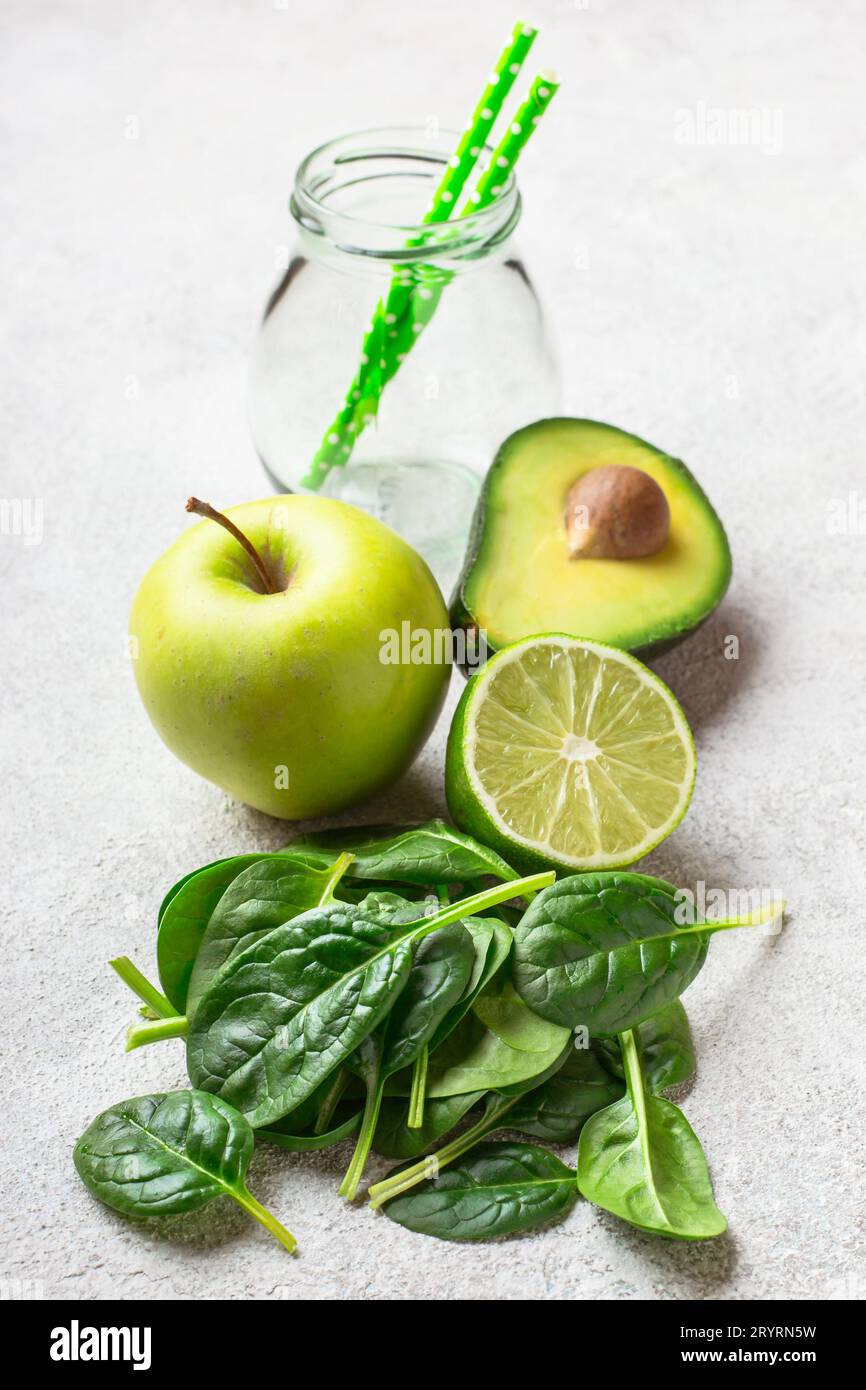 Ingredienti per frullati verdi. Concetto di dieta sana Foto Stock