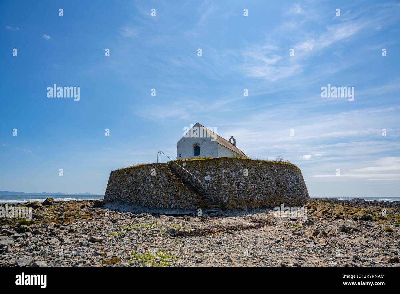 La Chiesa di S.. Cwyfan, Porth Cwyfan, Aberffraw, Isola di Anglesey Foto Stock