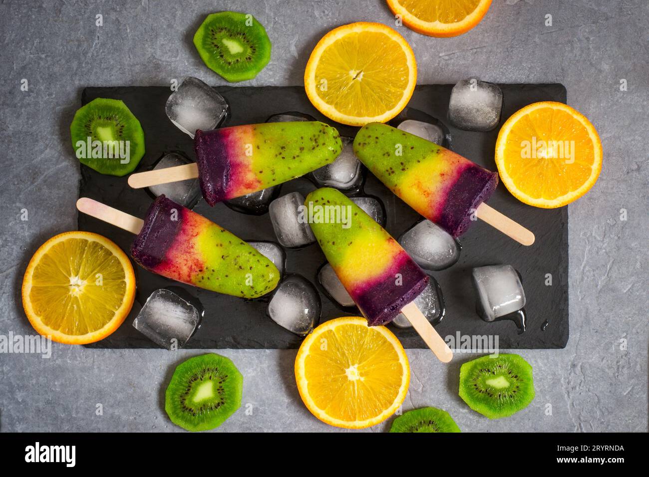 Gelato a strati colorati su un bastoncino di frutta naturale. In alto Foto Stock