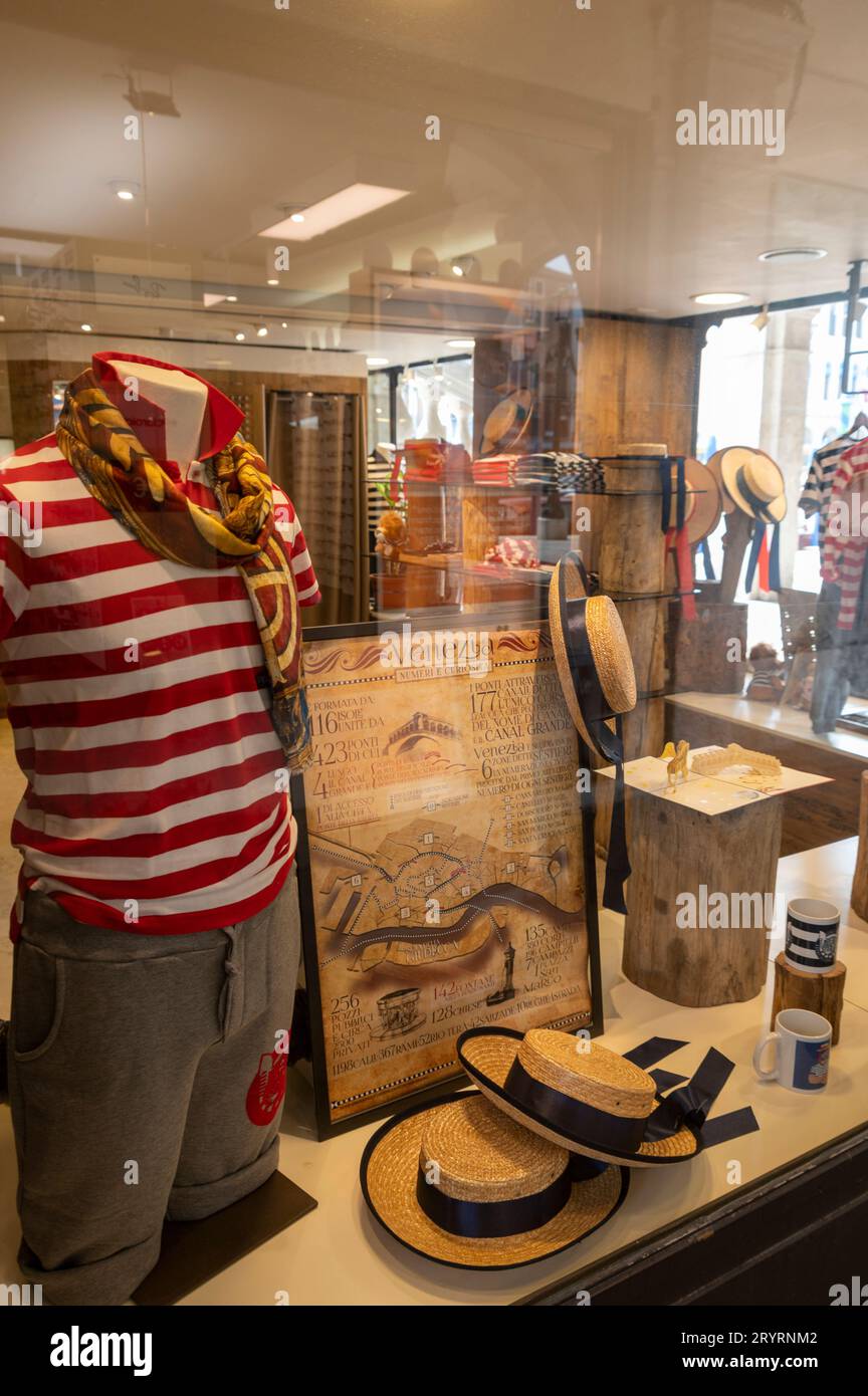 Un'esposizione di abiti e mascotte tradizionali gondolieri in vendita presso il marchio Emilio Ceccato, il negozio ufficiale di articoli per gondolieri veneziani presso il Foto Stock