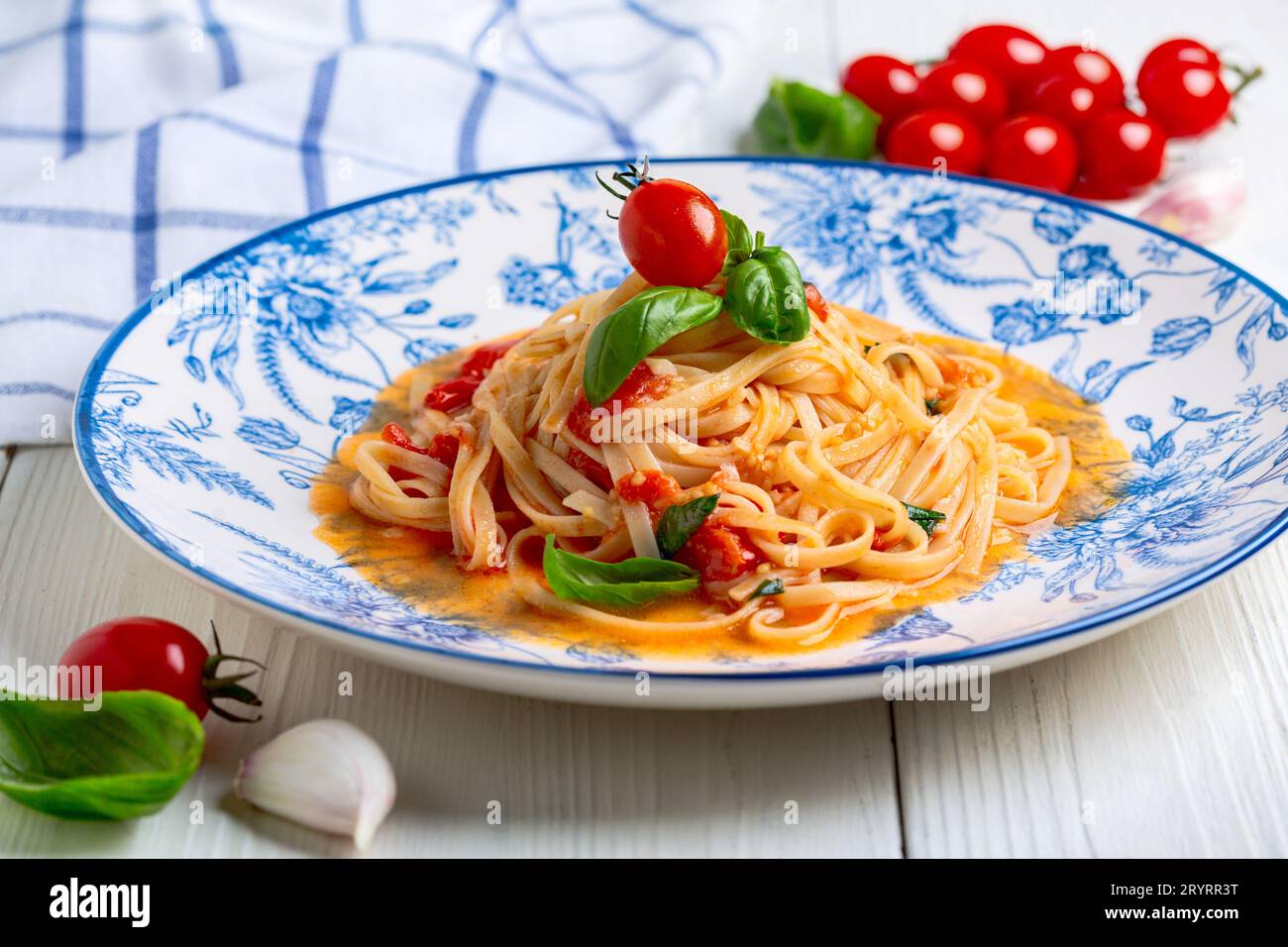 Spaghetti con pomodoro e foglia di basilico. Foto Stock