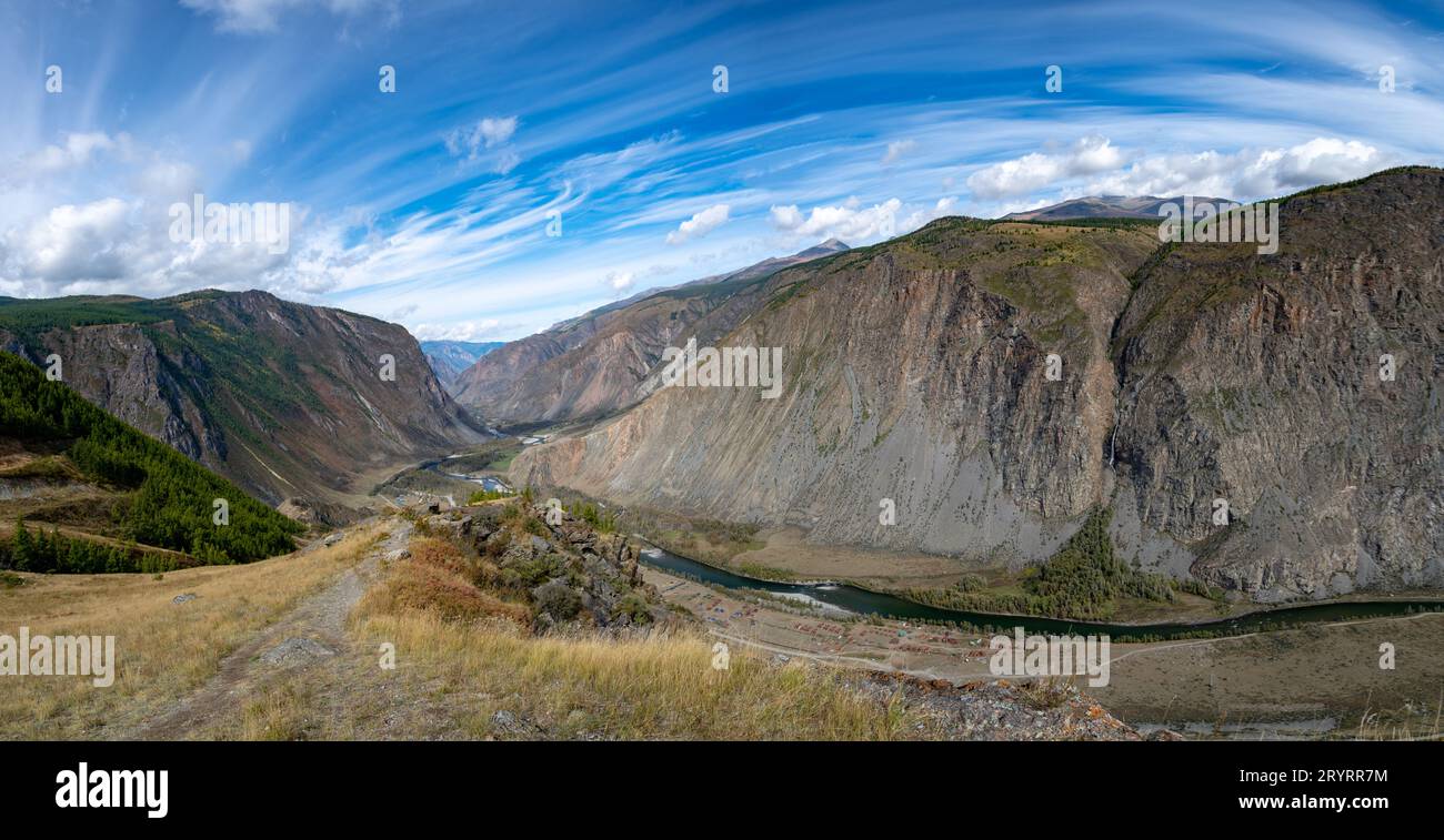 Vista della valle di Chulyshman con il fiume Chulyshman al passo Katu-Yaryk. Repubblica Altai, Siberia, Russia Foto Stock