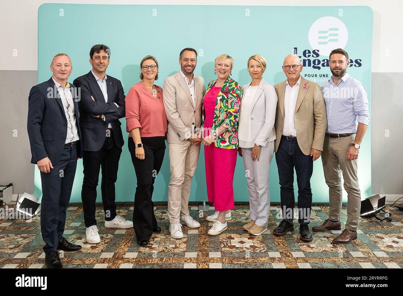 Philippe Duvivier, Benjamin Brotcorne, Mathilde Vandorpe, presidente Maxime Prevot, Aurore Tourneur, Catherine Fonck, Jean-Luc Crucke e Julien Matagne hanno partecipato a una conferenza stampa degli umanisti cristiani di lingua francese "Les engages", sulle elezioni del 2024 per Wallonie Picarde e Hainaut, a Mouscron lunedì 02 ottobre 2023. BELGA FOTO JAMES ARTHUR GEKIERE Foto Stock