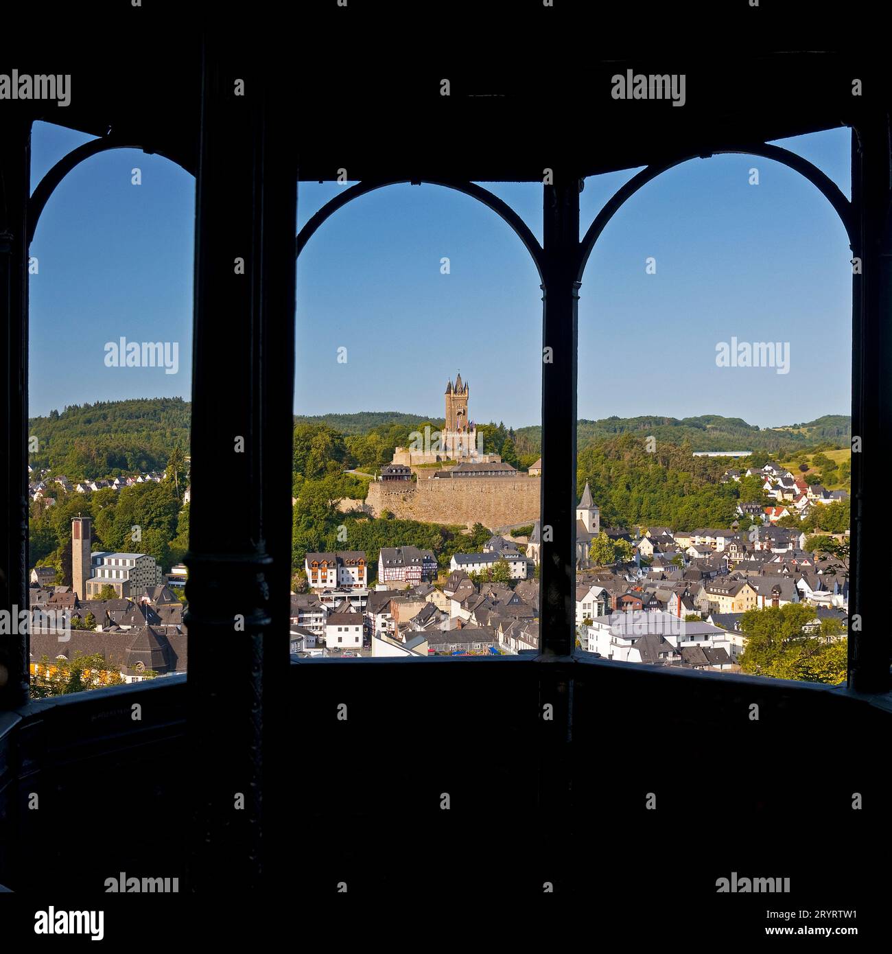 Prospettiva dal tempio bismark a Dillenburg con Wilhelmsturm e Altsatdt, Assia, Germania Foto Stock