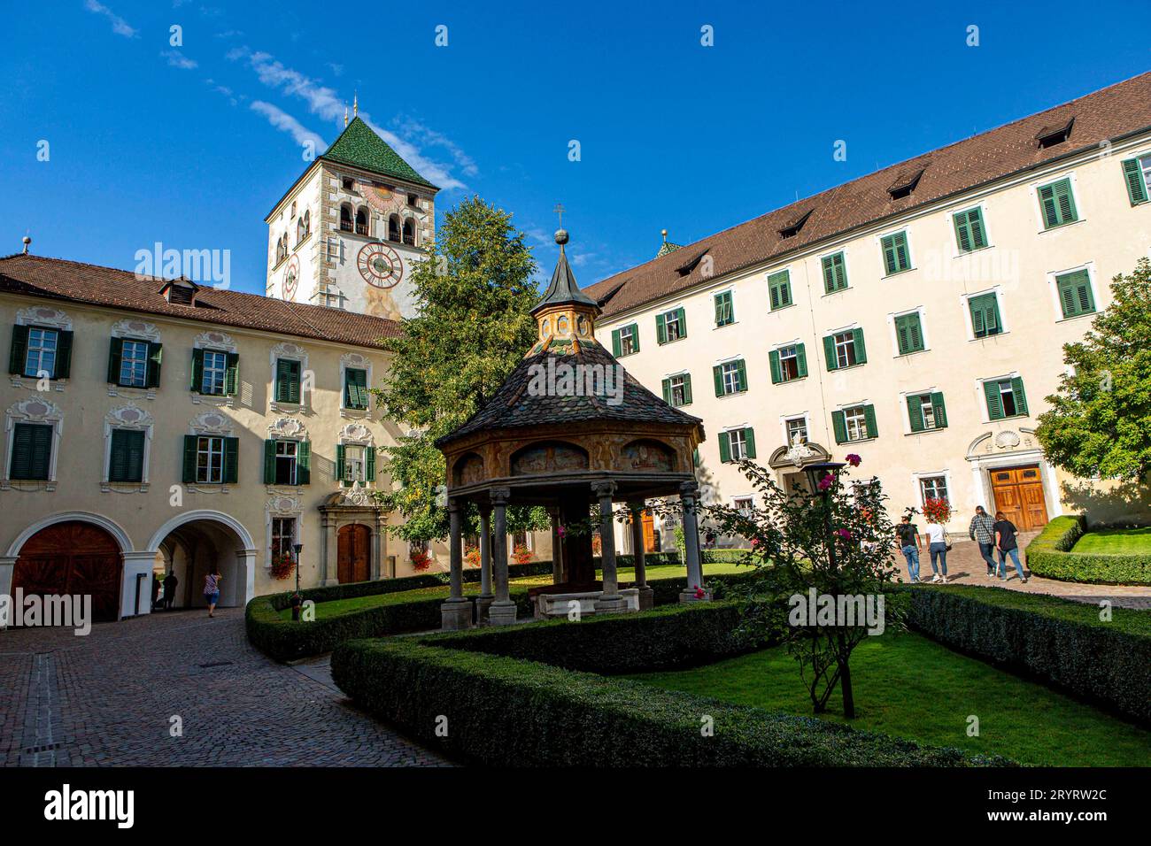 DAS Kloster Neustift auch Stift Neustift ist ein Stift der Kongregation der österreichischen Augustiner-Chorherren in Neustift Gemeinde Vahrn bei Brixen in Südtirol, Italien . Der TV-Moderator Markus Lanz lebte als Gymnasiast im Schülerheim von Kloster Neustift. Kloster Neustift *** il monastero Neustift anche Stift Neustift è un monastero della Congregazione dei canoni agostiniani austriaci a Neustift comune di Vahrn vicino Bressanone in alto Adige, Italia il presentatore televisivo Markus Lanz ha vissuto come studente di scuola superiore nel dormitorio del monastero di Neustift monastero di Neustift Foto Stock