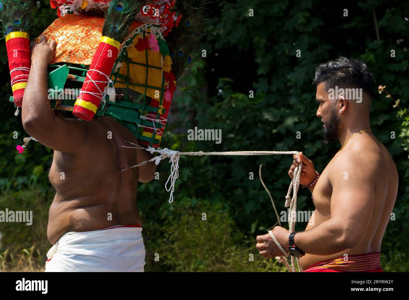 Karvati-Taenzer die ihren Koerper durchbohren lassen und so fuer erhoerte Gebete danken, Tempelfest, Hamm, Ruhrgebiet, Deutschland, Europa Foto Stock