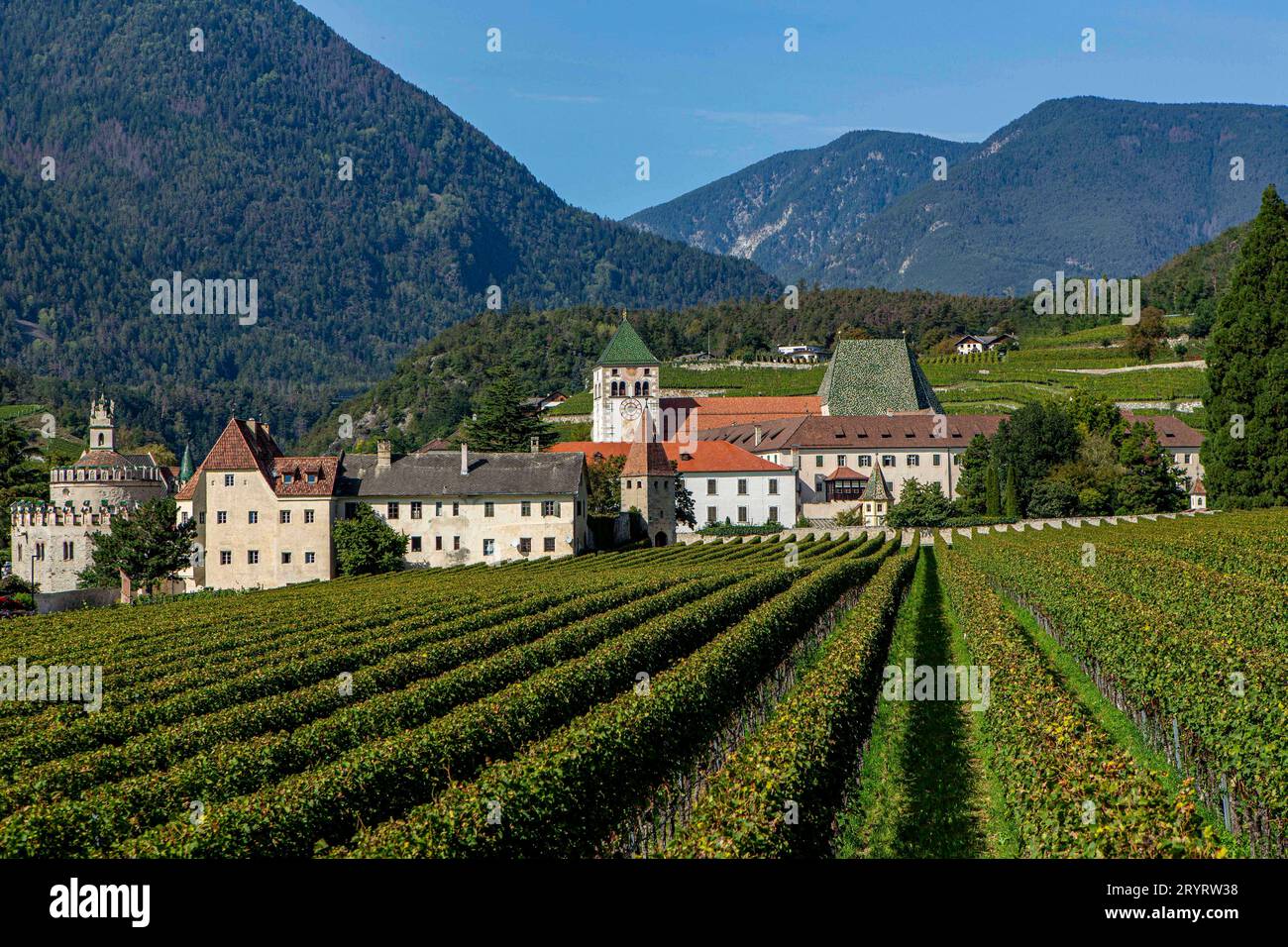 DAS Kloster Neustift auch Stift Neustift ist ein Stift der Kongregation der österreichischen Augustiner-Chorherren in Neustift Gemeinde Vahrn bei Brixen in Südtirol, Italien . Der TV-Moderator Markus Lanz lebte als Gymnasiast im Schülerheim von Kloster Neustift. Kloster Neustift *** il monastero Neustift anche Stift Neustift è un monastero della Congregazione dei canoni agostiniani austriaci a Neustift comune di Vahrn vicino Bressanone in alto Adige, Italia il presentatore televisivo Markus Lanz ha vissuto come studente di scuola superiore nel dormitorio del monastero di Neustift monastero di Neustift Foto Stock