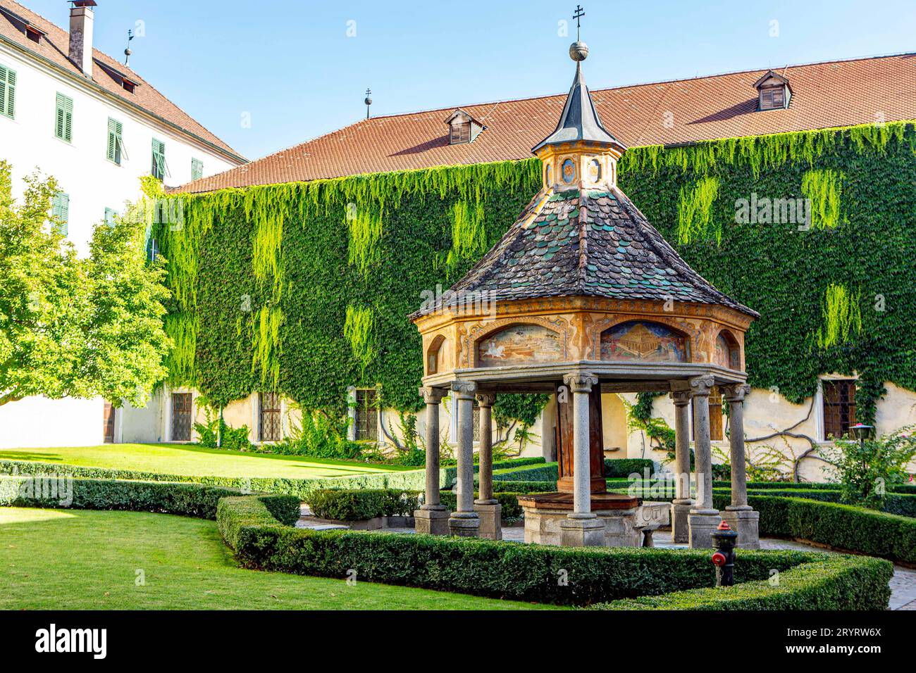 DAS Kloster Neustift auch Stift Neustift ist ein Stift der Kongregation der österreichischen Augustiner-Chorherren in Neustift Gemeinde Vahrn bei Brixen in Südtirol, Italien . Der TV-Moderator Markus Lanz lebte als Gymnasiast im Schülerheim von Kloster Neustift. Kloster Neustift *** il monastero Neustift anche Stift Neustift è un monastero della Congregazione dei canoni agostiniani austriaci a Neustift comune di Vahrn vicino Bressanone in alto Adige, Italia il presentatore televisivo Markus Lanz ha vissuto come studente di scuola superiore nel dormitorio del monastero di Neustift monastero di Neustift Foto Stock