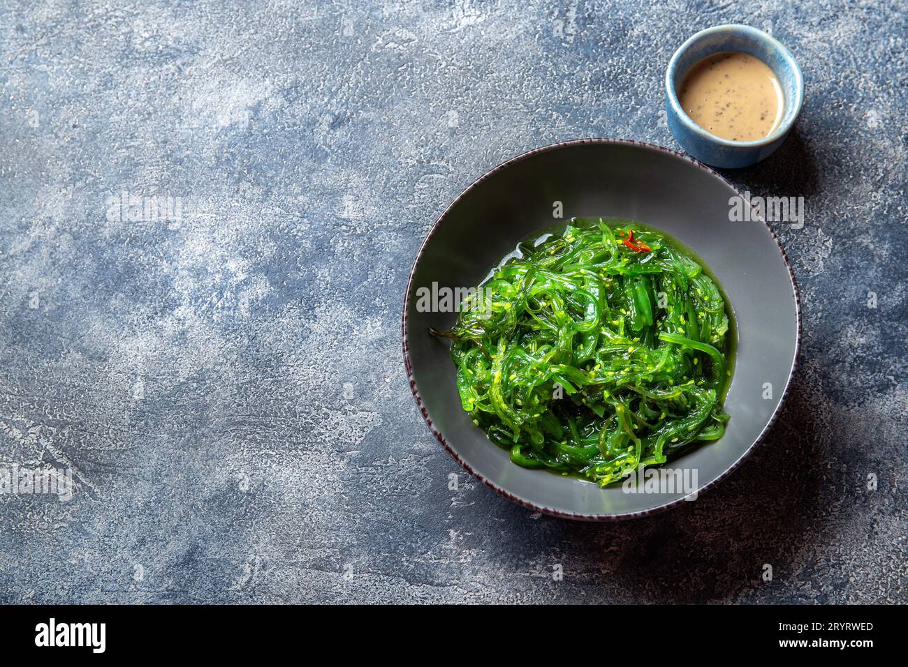 Chuka wakame, alghe giapponese insalata con salsa di noci. Foto Stock