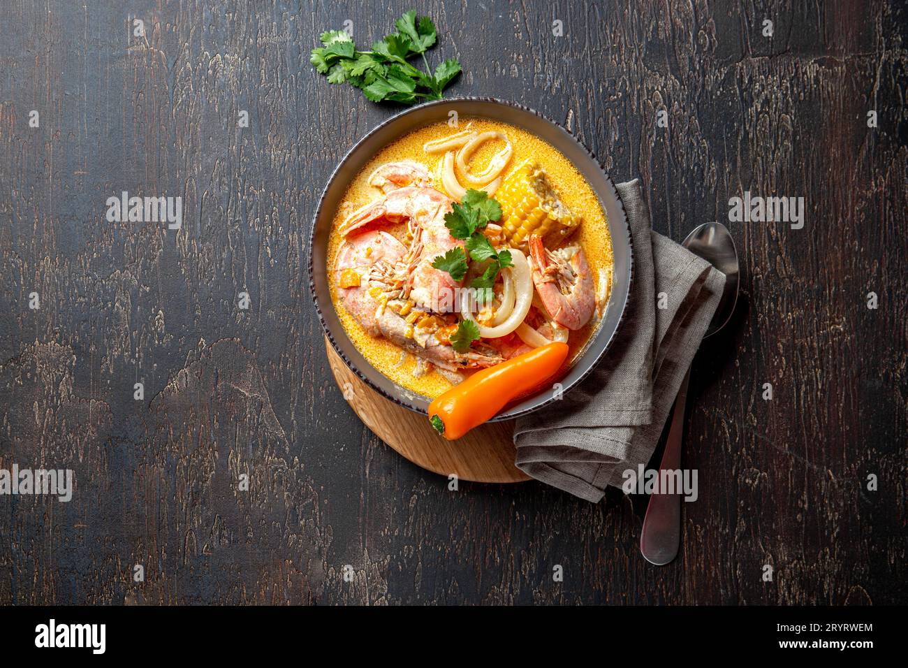 Peruviano zuppa di pesce Chupe de camarones in grigio ciotola, vista dall'alto Foto Stock