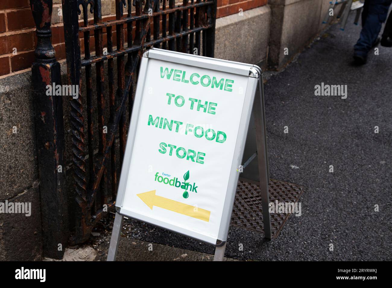 La banca Exeter Food è in piedi per il Trussell Trust di Exeter City, ottobre 2023 Foto Stock
