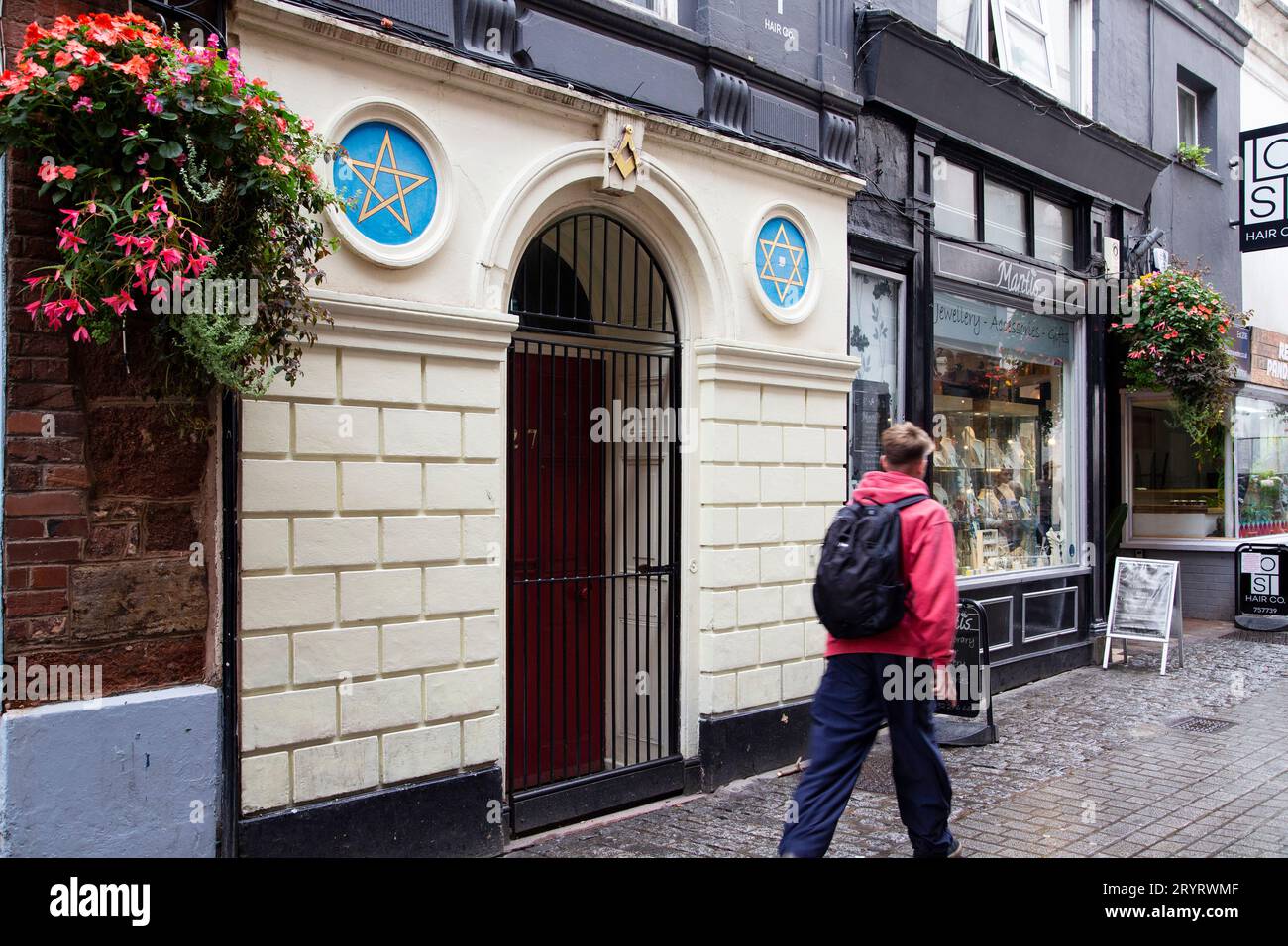 Exeter Massonic Freemasons Hall / Lodge in Gandy Street con cerchi blu e stelle d'oro a 5 e 6 punti all'ingresso Foto Stock