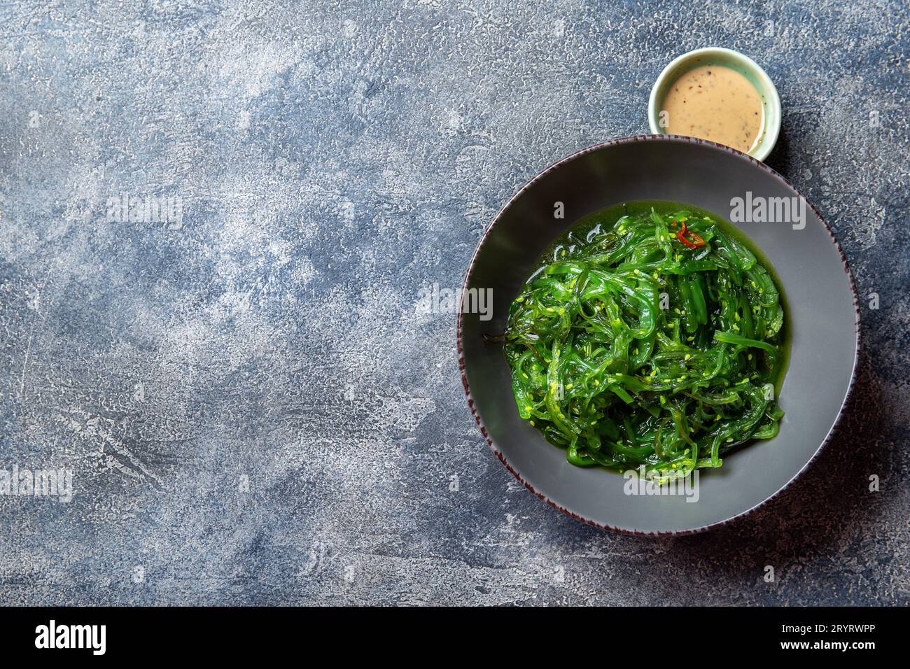 Chuka wakame, alghe giapponese insalata con salsa di noci. Foto Stock