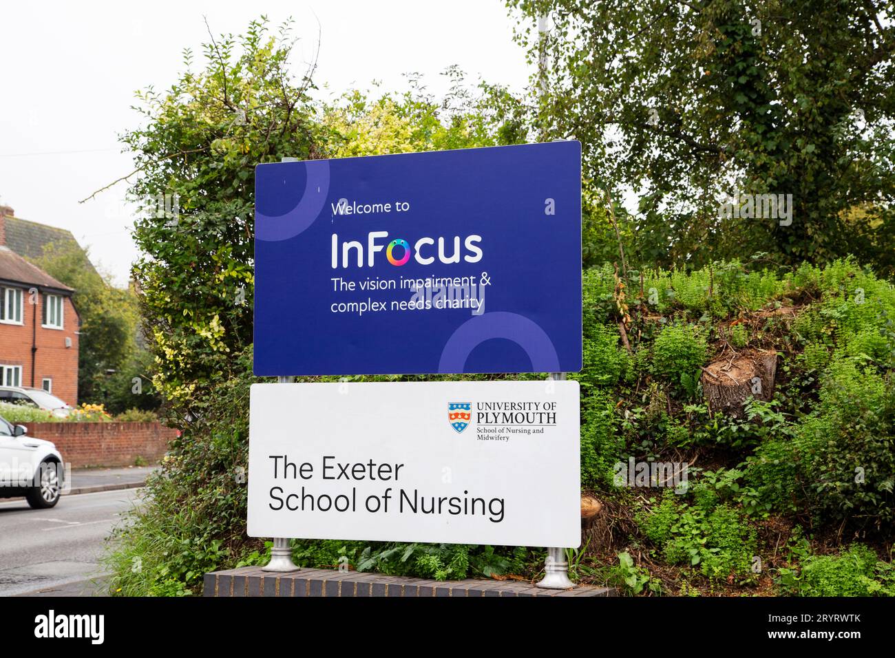 La Exeter School of Nursing Sign con in Focus Vision Charity Sign Foto Stock