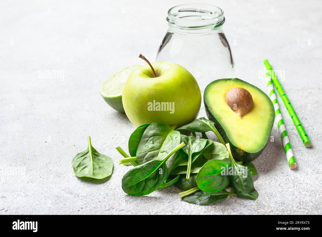 Ingredienti per frullati verdi. Concetto di dieta sana Foto Stock