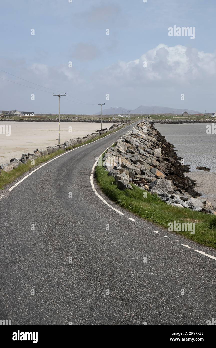 Strada stretta Causeway che attraversa le spiagge con la bassa marea e collega le isole di North Uist, Ebridi esterne, Scozia Foto Stock