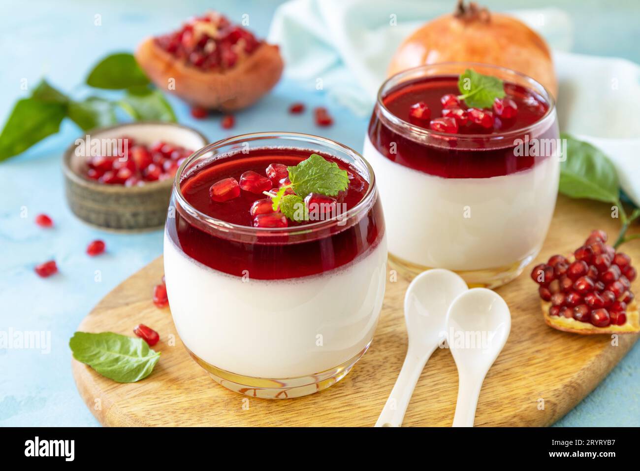 Panna cotta invernale con gelatina di melograno e menta, dessert italiano, cucina fatta in casa. Foto Stock