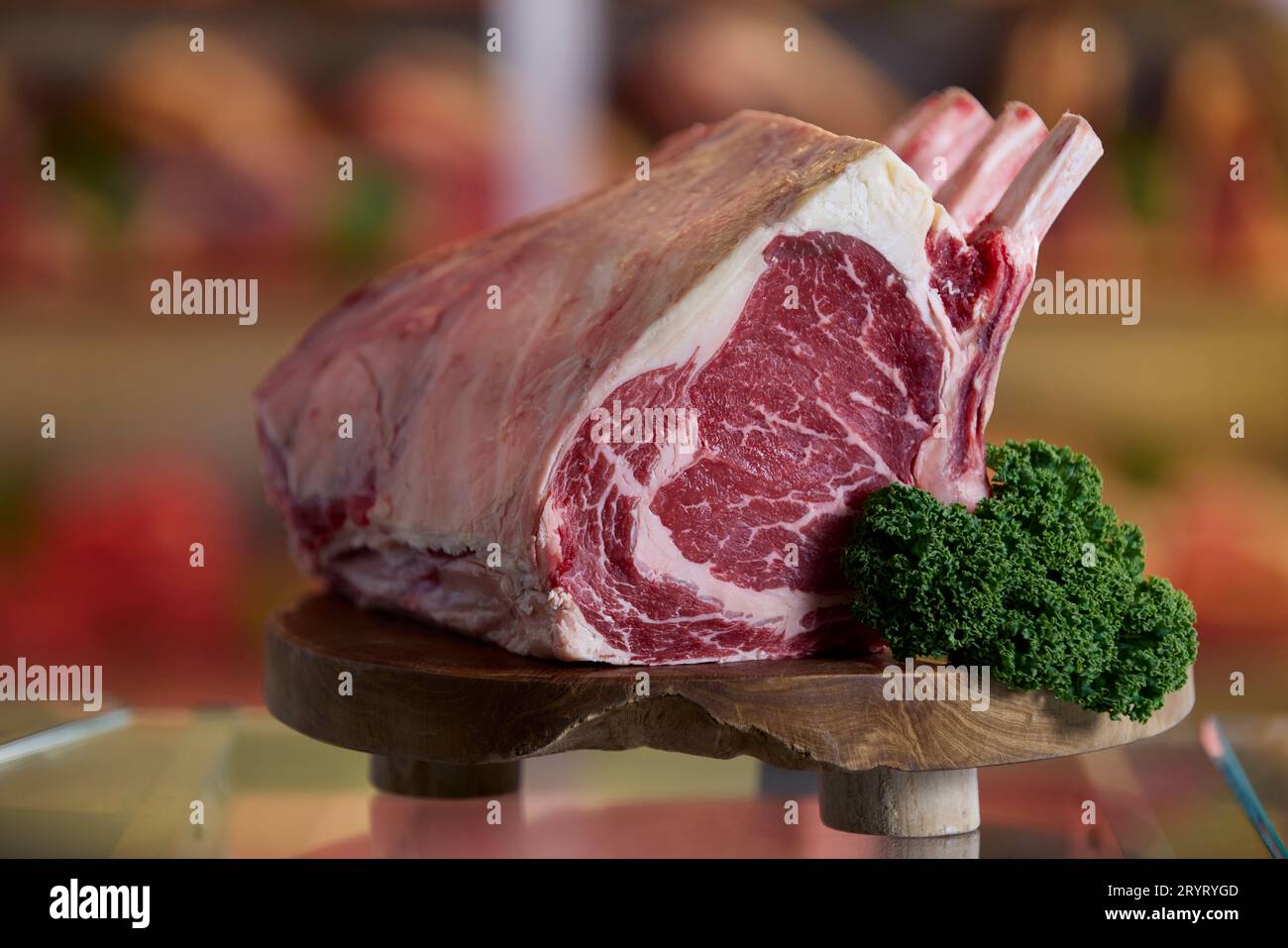 Primo piano di costolette di manzo sul bancone di carne in macellaio Foto Stock