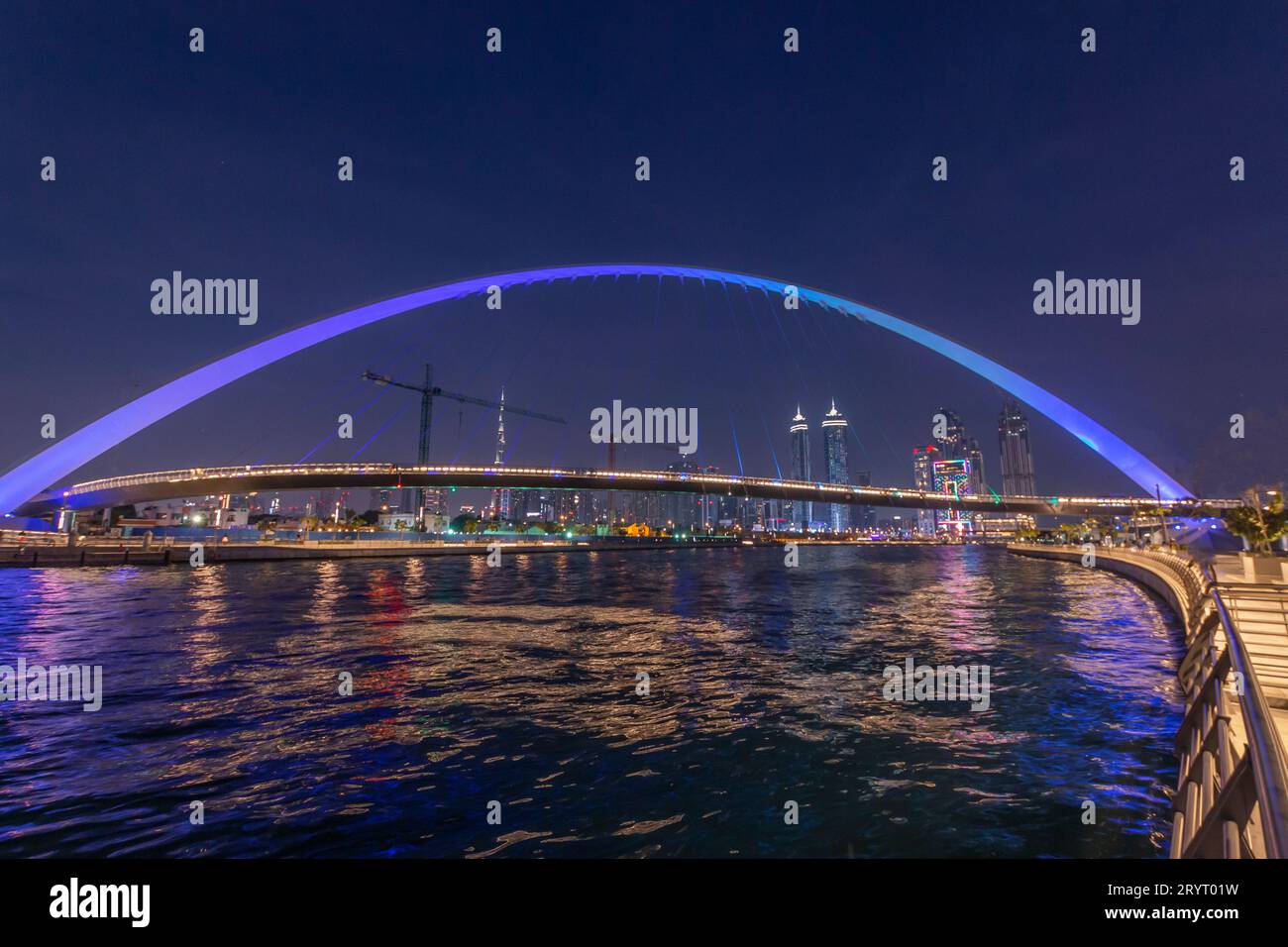 Dubai, Emirati Arabi Uniti – 28 dicembre 2018: Dubai Water Canal Bridge di notte Foto Stock