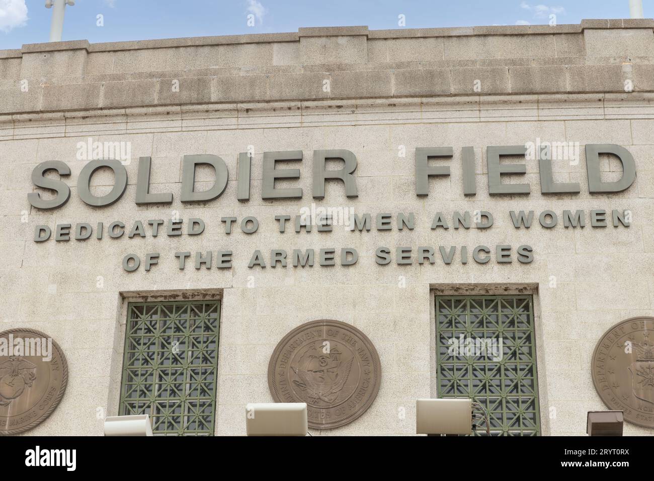 Soldier Field è sede dei Chicago Bears ed è di proprietà del Chicago Park District. Lo stadio può ospitare 61.500 persone per sport e concerti. Foto Stock