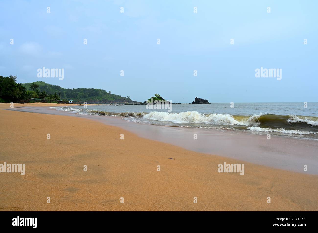 Gokarna | onde bianche latteo nel mezzo della cornice che si infrangono sulla riva di Om Beach Foto Stock