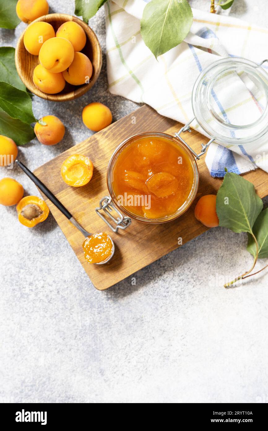 Deliziosa marmellata di albicocche o gelatina su un tavolo di pietra. Conservazione fatta in casa. Vista dall'alto. Copia spazio. Foto Stock