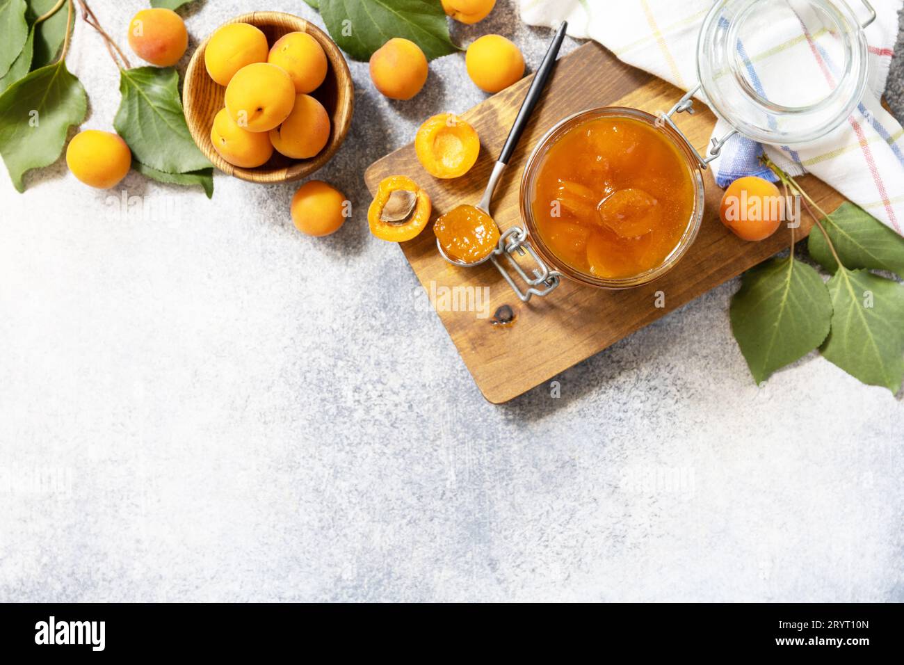 Conservazione fatta in casa. Deliziosa marmellata di albicocche o gelatina su un tavolo di pietra. Vista dall'alto. Spazio di copia. Foto Stock