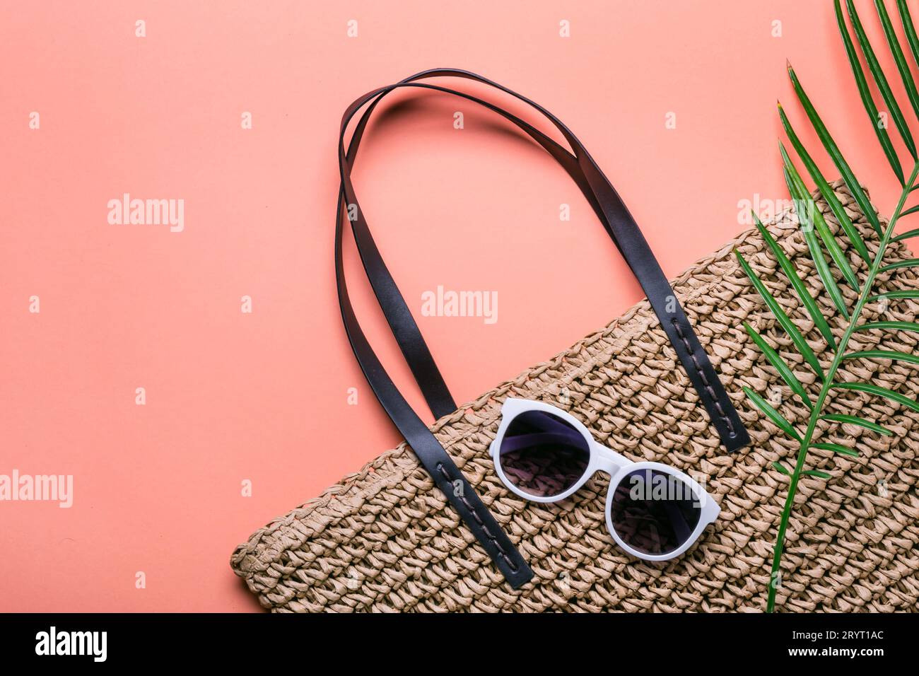 Elegante borsa in paglia e occhiali da sole. Concetto di vacanze estive Foto Stock