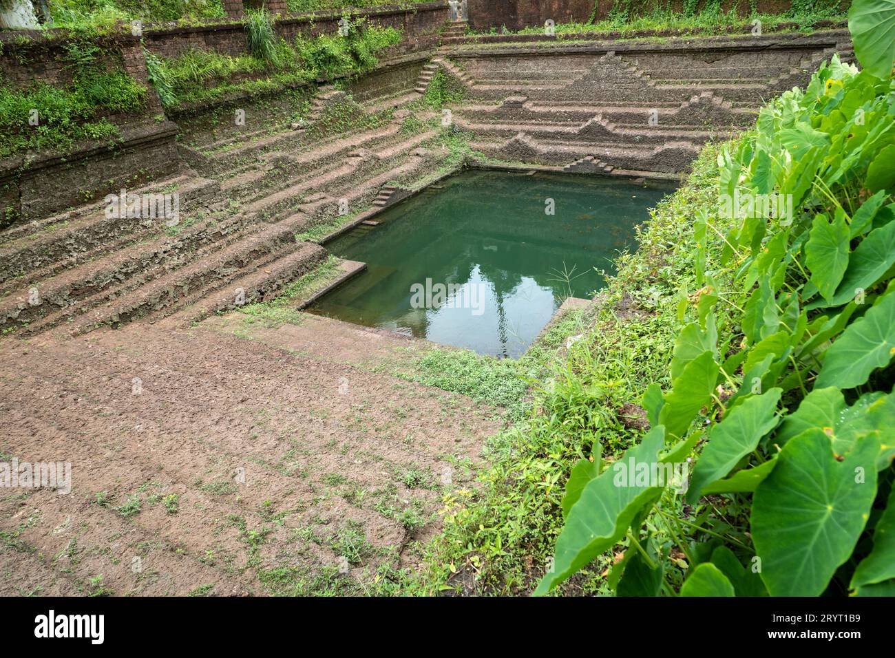 Enorme stagno con molti gradini. Foto Stock