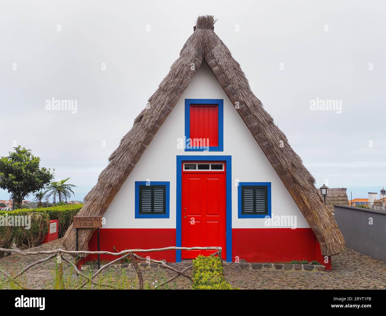 Case colorate di Santana, dell'isola di Madeira, del Portogallo. Gli edifici tipici hanno una forma triangolare, ricoperti di paglia conosciuta come "Casas Tipicas de Santana" Foto Stock