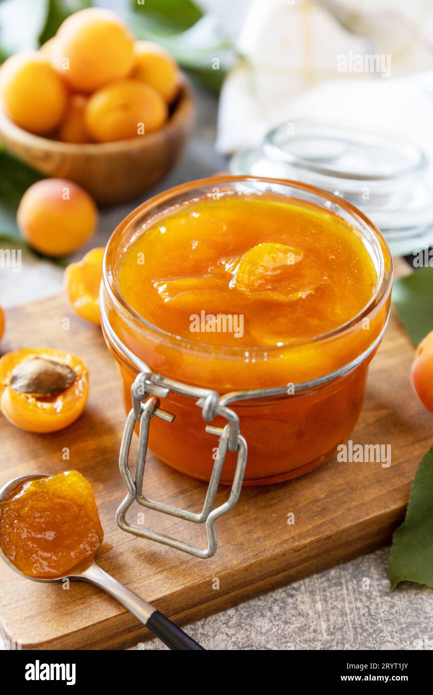Conservazione fatta in casa. Deliziosa marmellata di albicocche o gelatina su un tavolo di pietra. Foto Stock