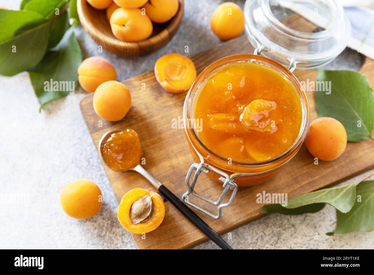 Conservazione fatta in casa. Deliziosa marmellata di albicocche o gelatina su un tavolo di pietra. Spazio di copia. Foto Stock