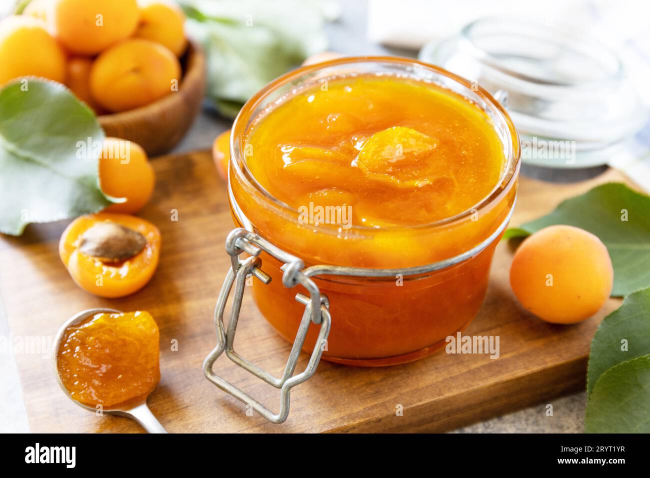 Deliziosa marmellata di albicocche o gelatina su un tavolo di pietra. Conservazione fatta in casa. Foto Stock