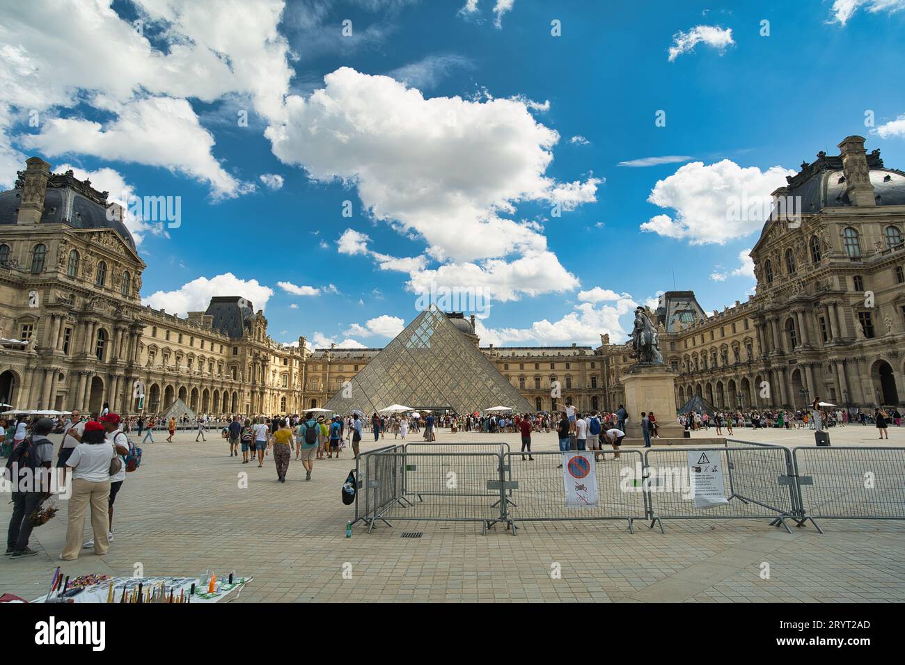 Francia, Parigi, 20.08.2023, Museo del Louvre, è un museo nazionale d'arte, sede di alcune delle opere più canoniche dell'arte occidentale, tra cui la Monna Lisa Foto Stock